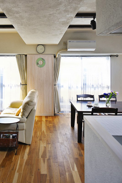 窓と窓の間にあったエアコンの配線を隠すため、壁を造作