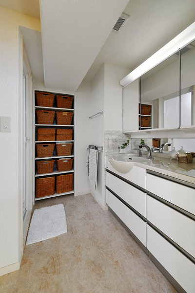 洗面所は洗面台の場所を移動し、間取りを一新