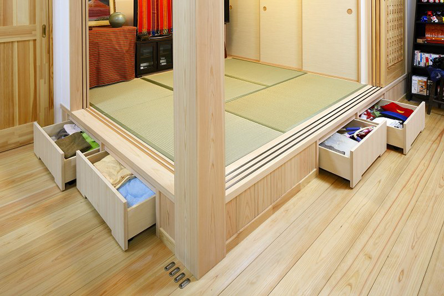 小上がりの和室は、間仕切りを開放するとひとつながりのお部屋のようになります。