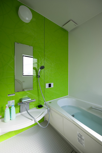 浴室はグリーンの壁をチョイス