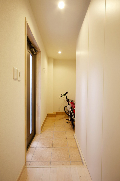 狭く不便だった玄関も、自転車を収納できて広々とした空間に