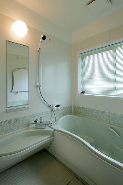 浴室は淡いグリーンで統一
