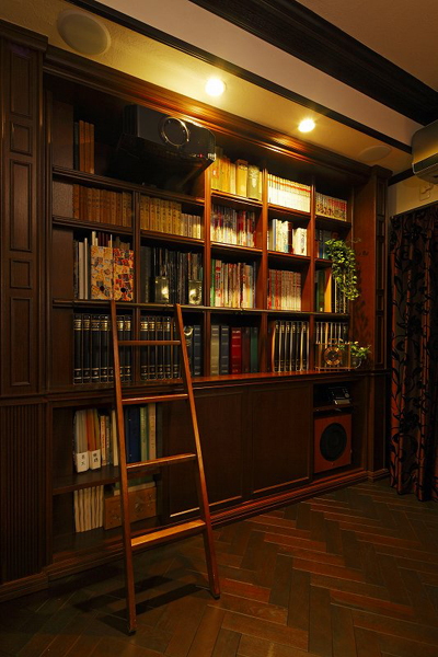 リビングの本棚は、お持ちの蔵書とプロジェクターの収納にあわせて造作したオーダーメード