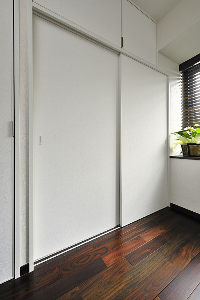 お部屋の左に造作したクローゼット