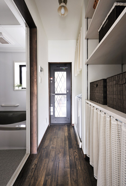 浴室前の廊下には大容量の収納を造作