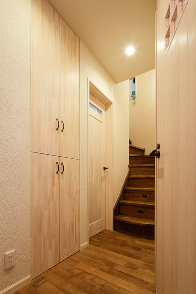 玄関から見た階段と収納の様子。