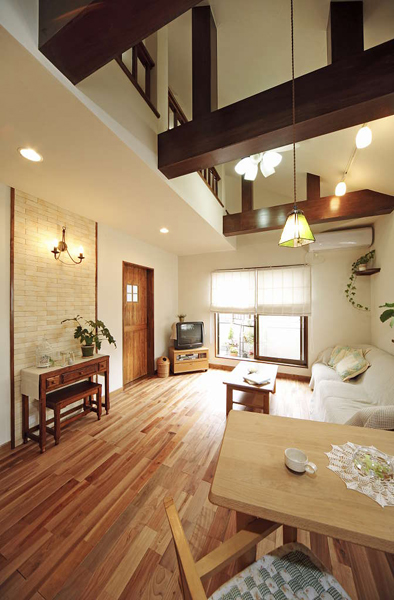 吹き抜けのあるリビングの様子