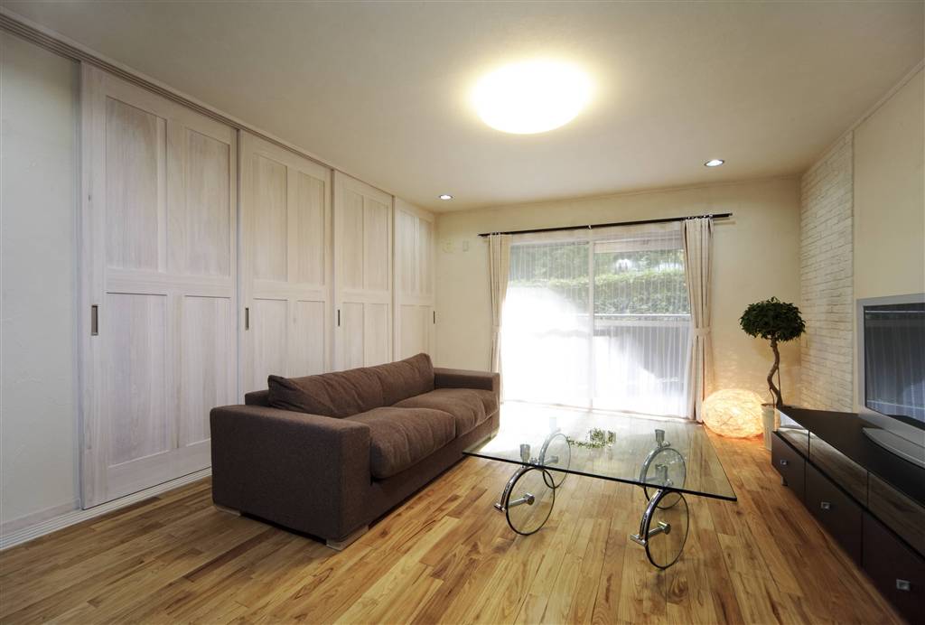 無垢材の4枚引戸の様子