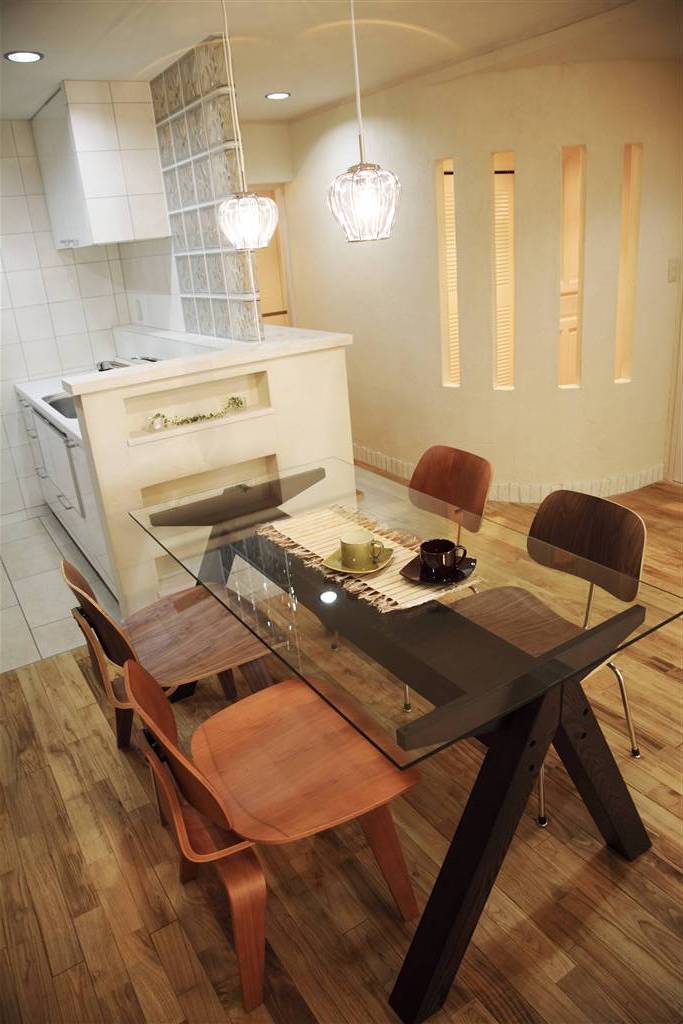 キッチンとダイニングの様子