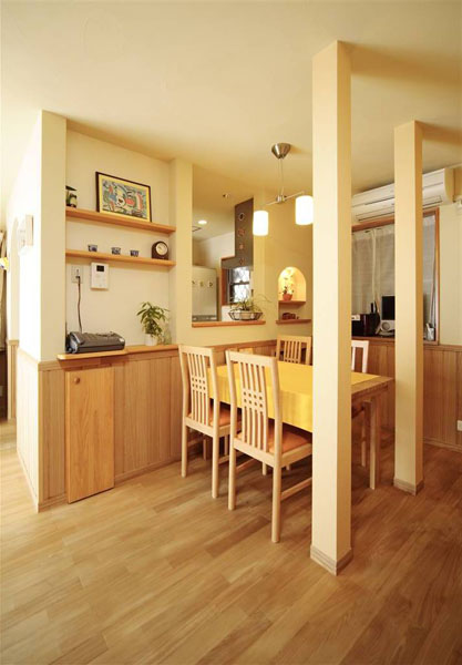 自然素材を使用したダイニングの様子