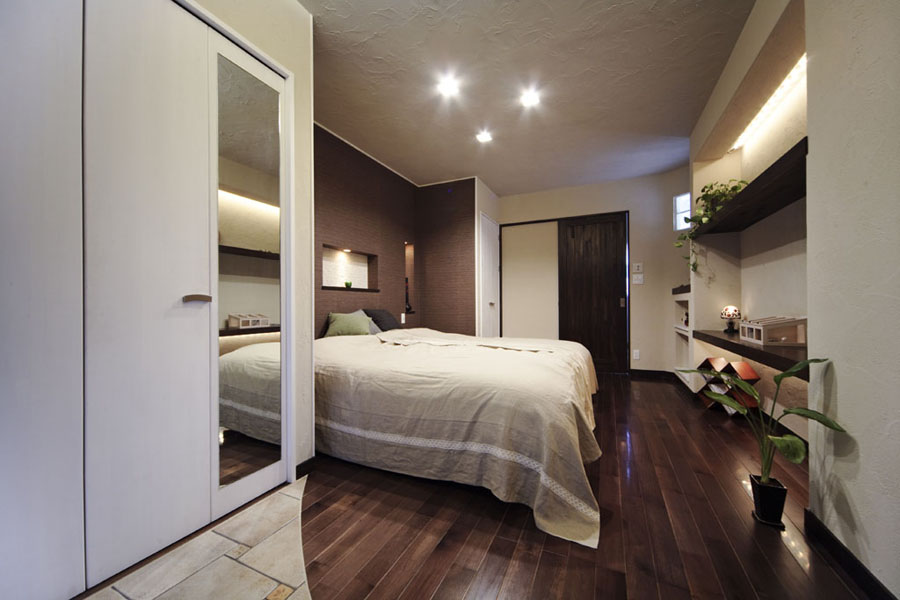 奥行きを感じる寝室の様子