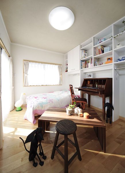 収納で間仕切りした子ども部屋の様子