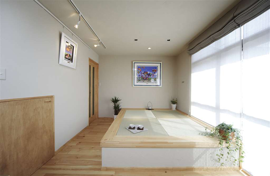 椅子と同じ高さの「和」コーナーの様子