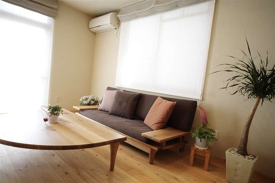 光が差し込むリビングの様子