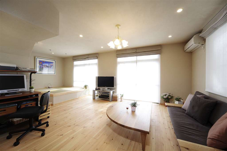 家事をしながら会話を楽しめるリビングダイニングの様子