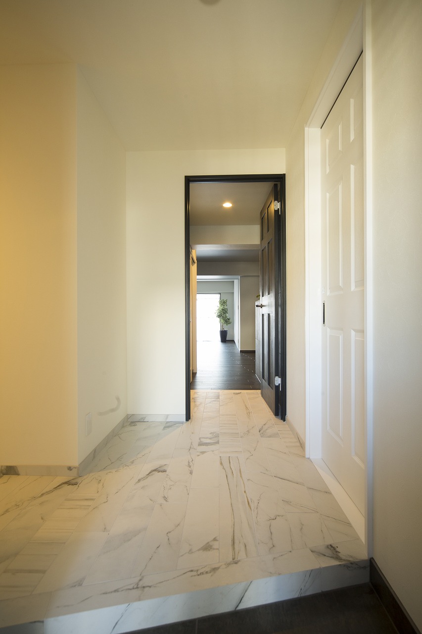 平田タイルのマーべラスを廊下の床に貼りました E005 Okuta リフォーム マンションリフォームならlohas Studio ロハススタジオ Presented By Okuta オクタ 平田タイルのマーべラスを廊下の床に貼りました E005 Okuta リフォーム マンションリフォームならlohas Studio ロハススタジオ Presented By Okuta オクタ