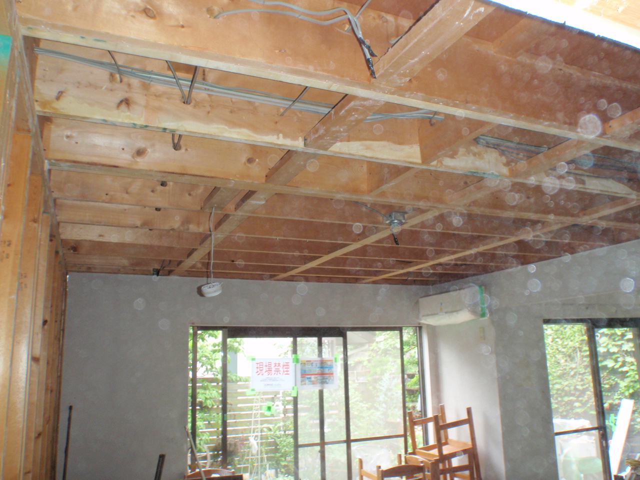2×4の住宅の天井裏