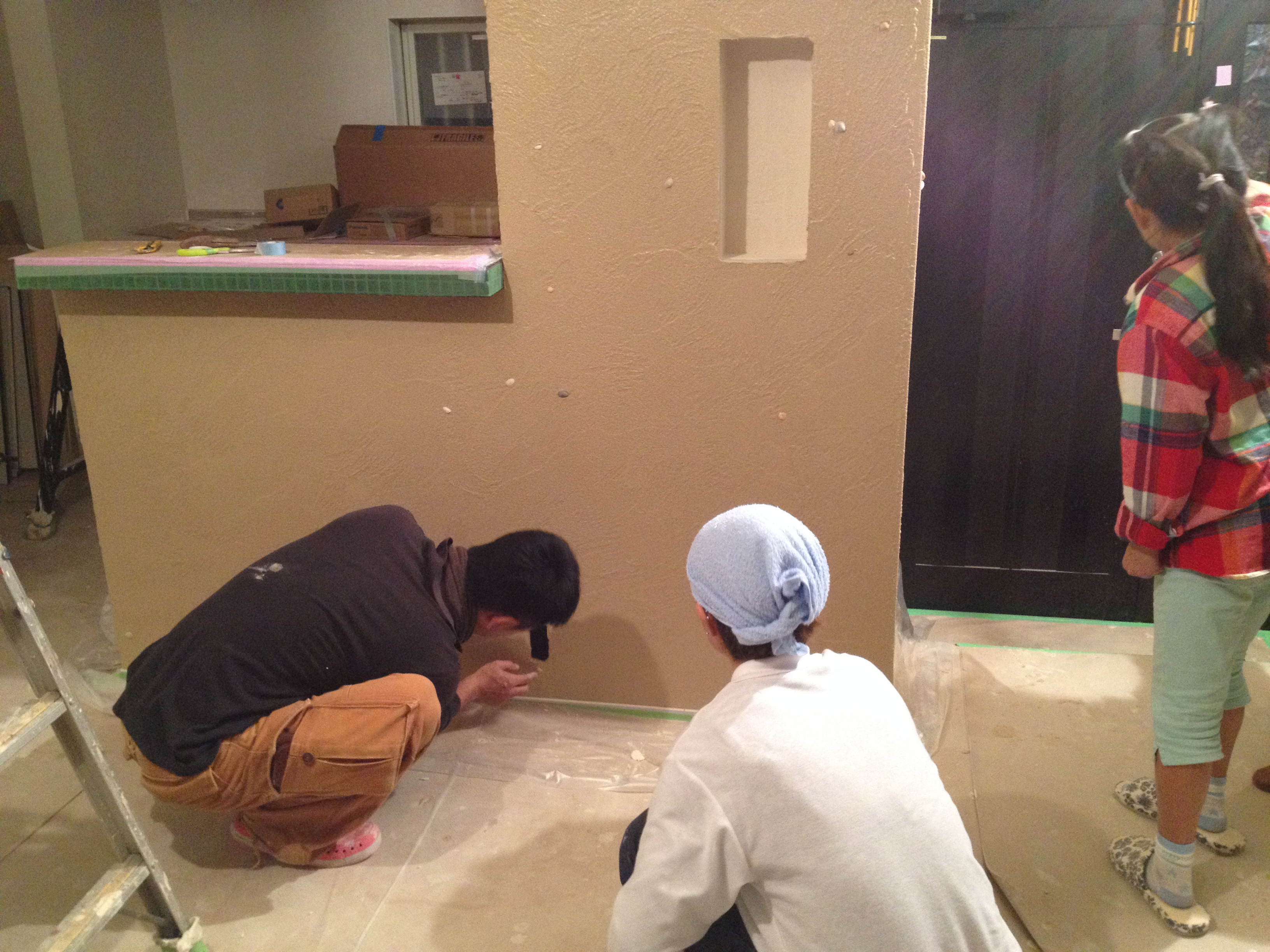 珪藻土に貝殻を埋込む作品