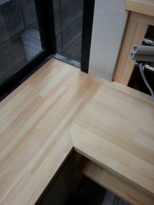 キッチンカウンターと出窓カウンターの取り合い