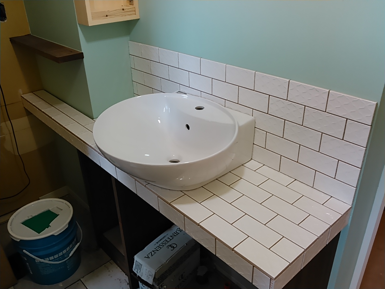 ～～　造作洗面　天板にタイル張り施工！！！　～～