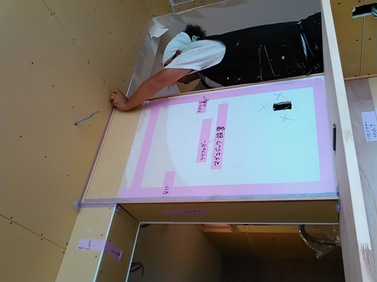 クロス(壁紙)を貼る前の作業