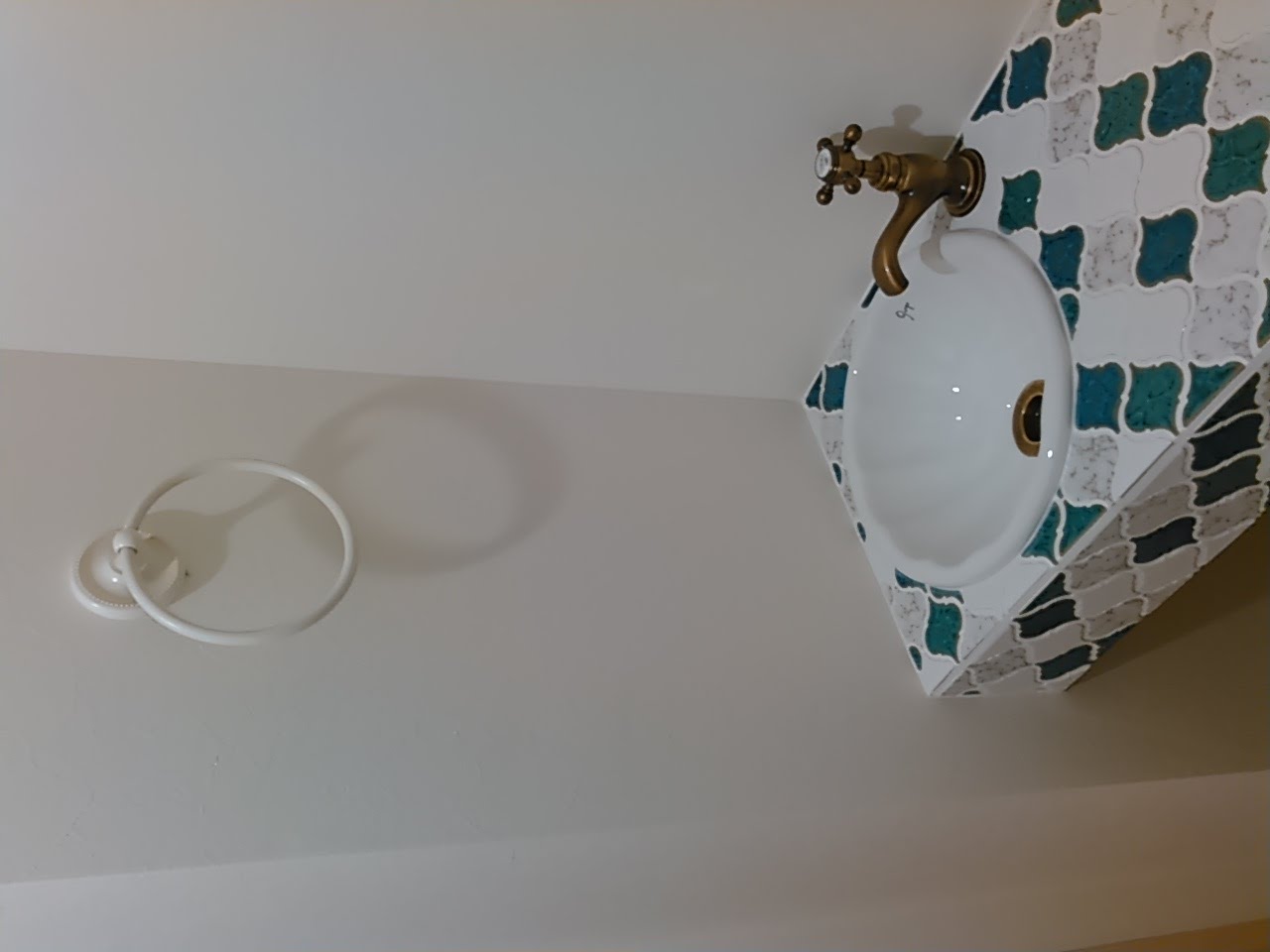 造作洗面台~　アンティーク水栓とコラベルタイル　~