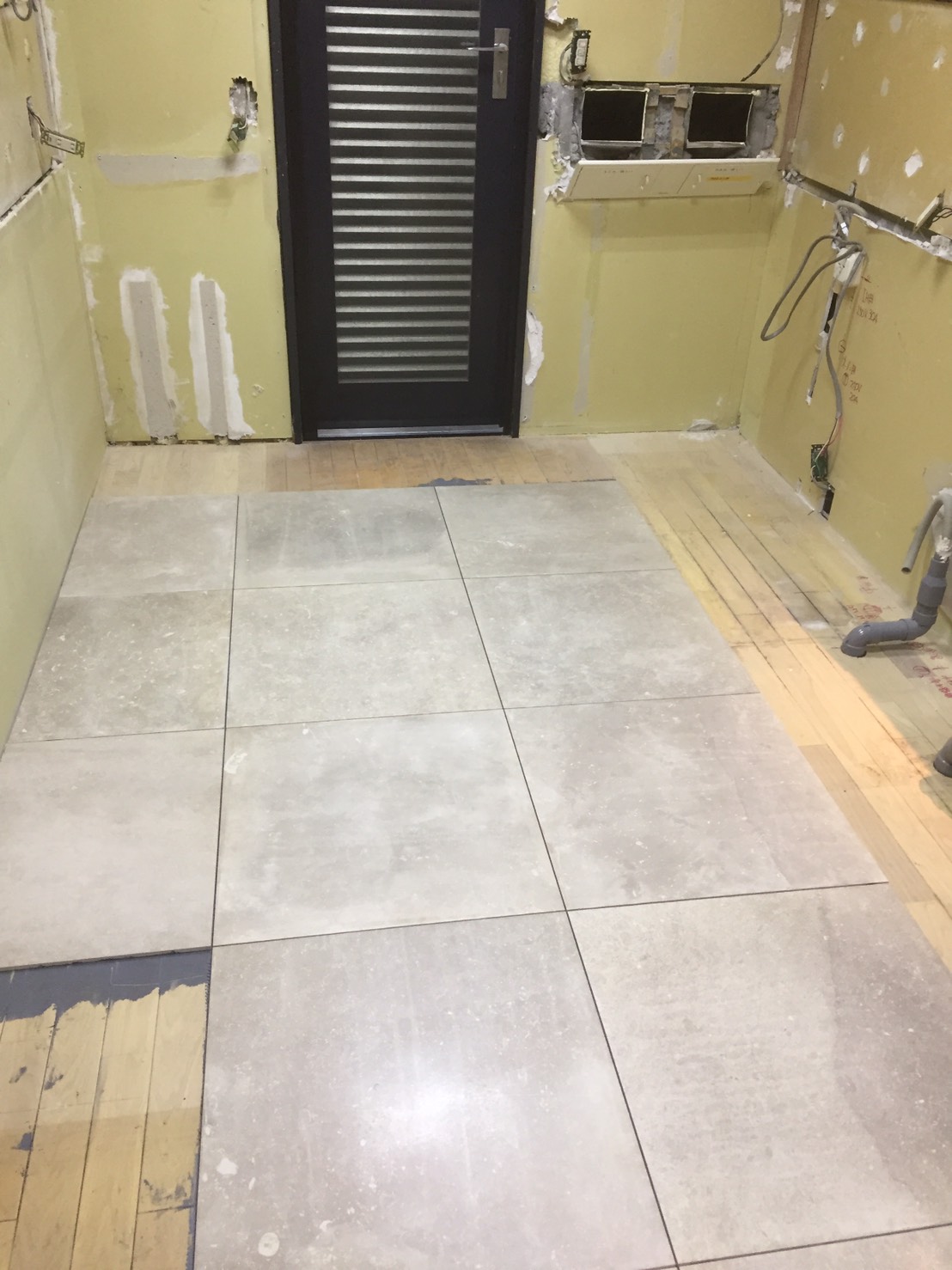 リビング床に60ｃｍのタイル張り！