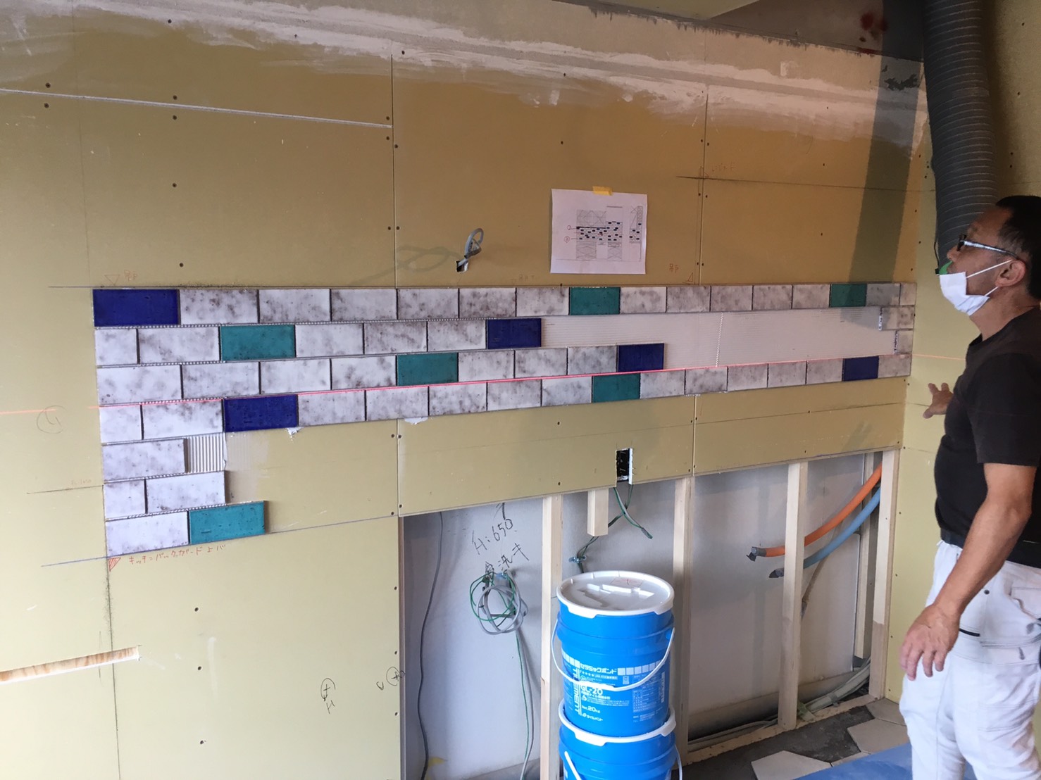 キッチン壁面タイル張り　～アクセントをちりばめて～