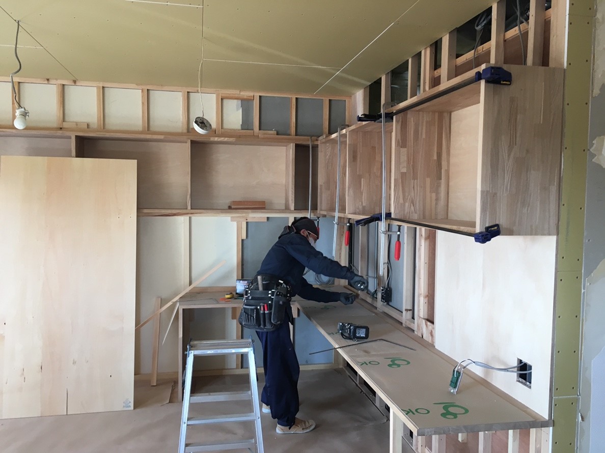 造作　吊戸棚と作業デスク　～アッシュ集成材～