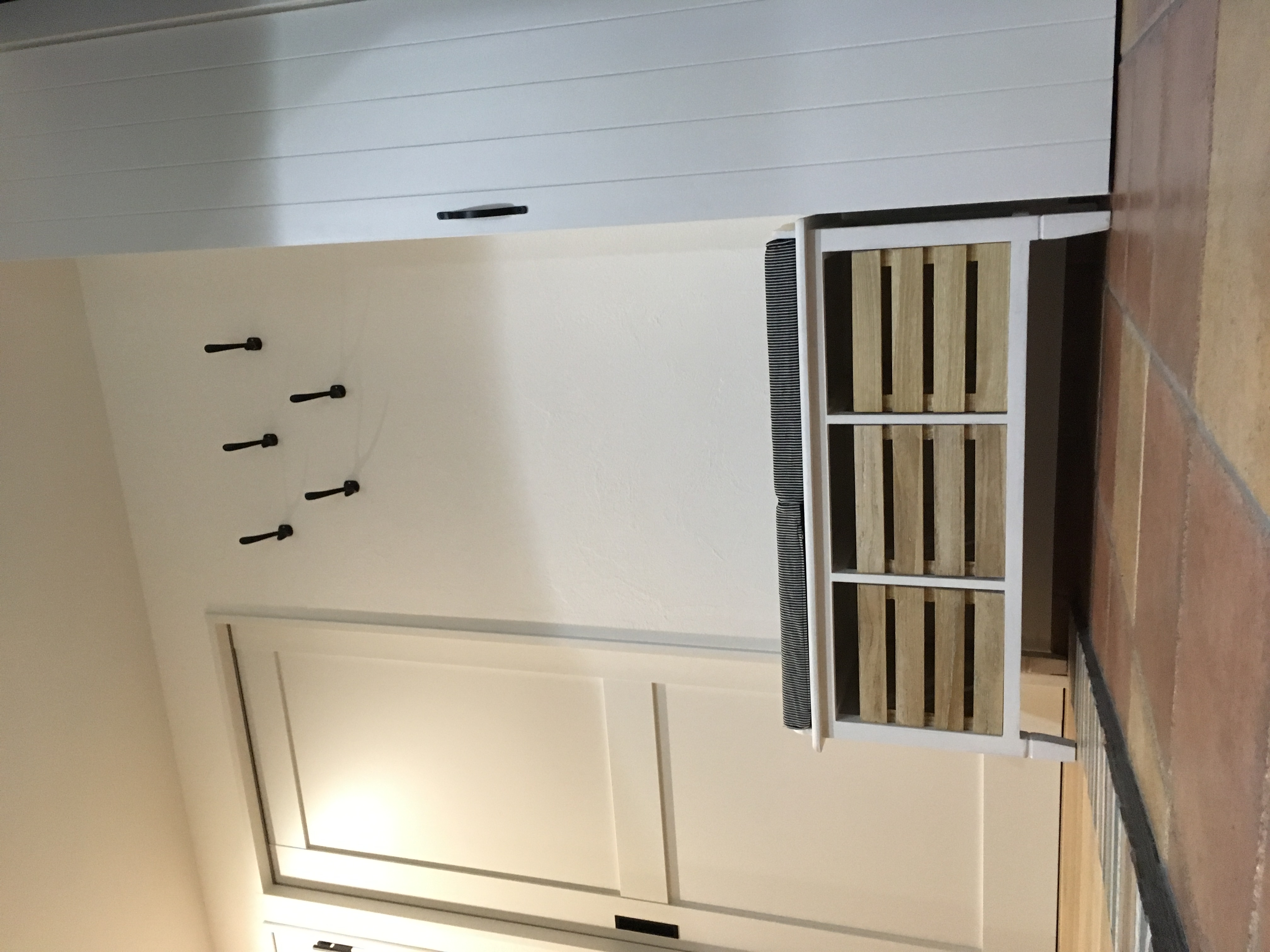 玄関にもスツールを～