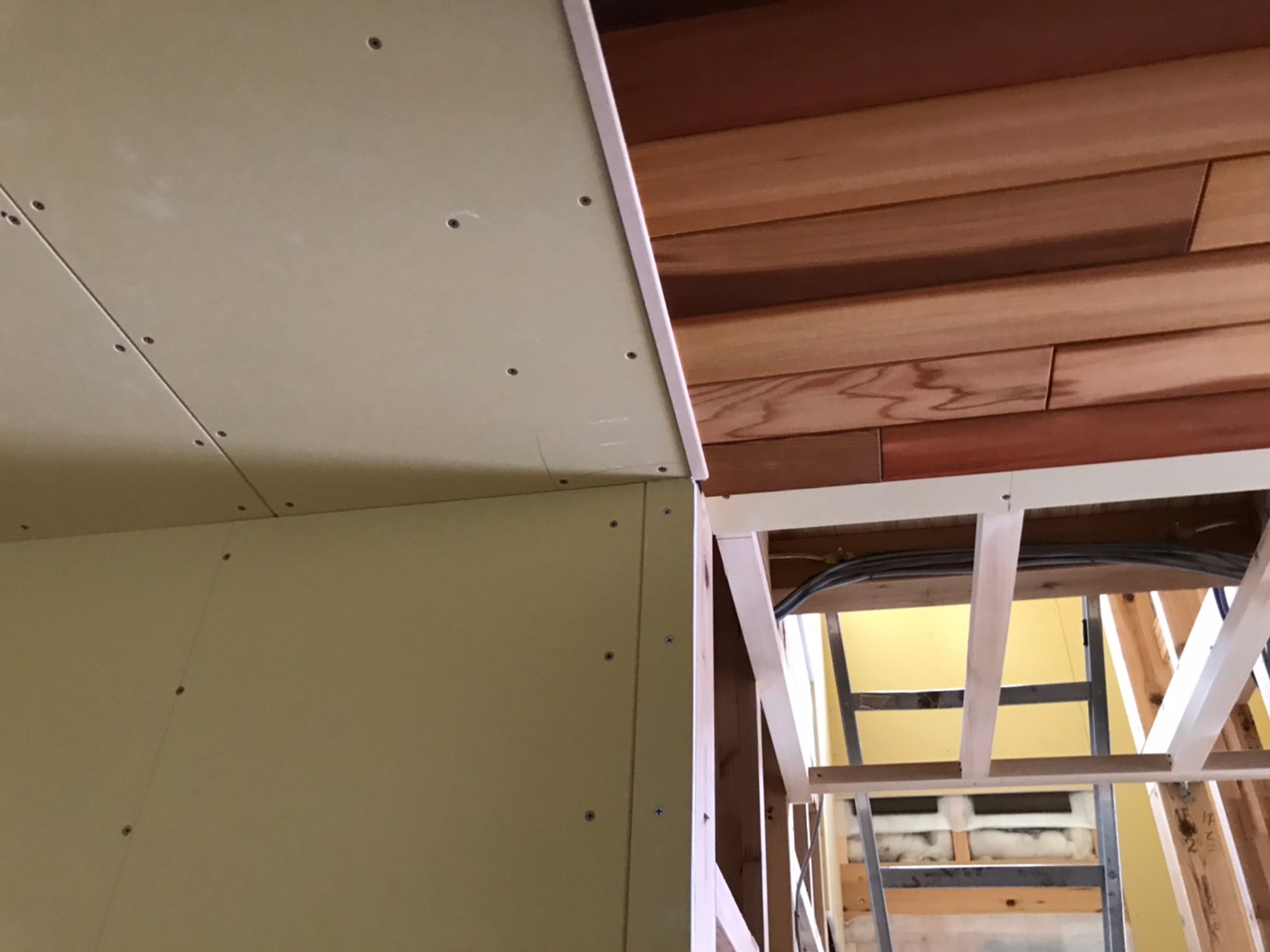 ♪♪　リビングの天井に木のぬくもりを　♪♪