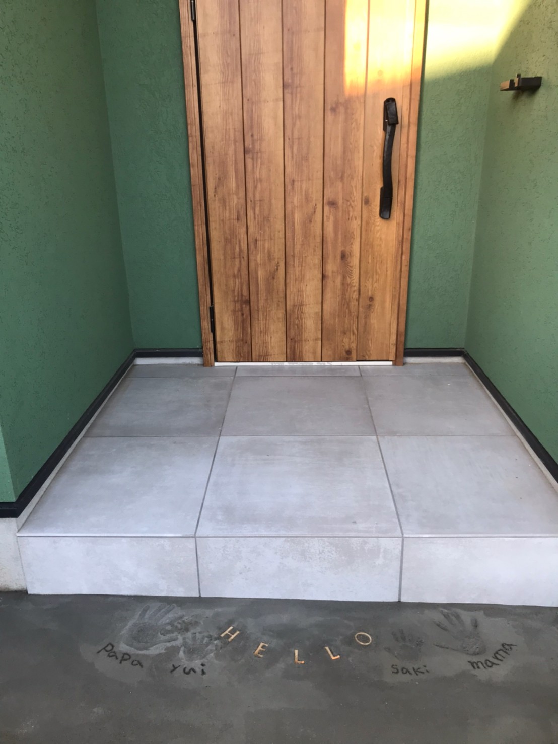 HELLOの文字でお出迎え♪玄関ポーチに手形で新築記念♪