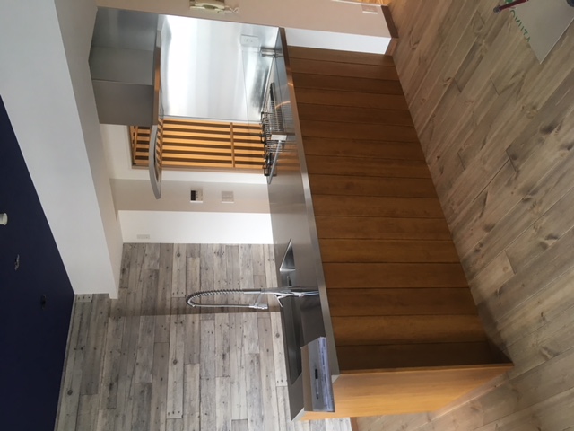 キッチン　ウッドワン　スイージ＋アクセントクロス！