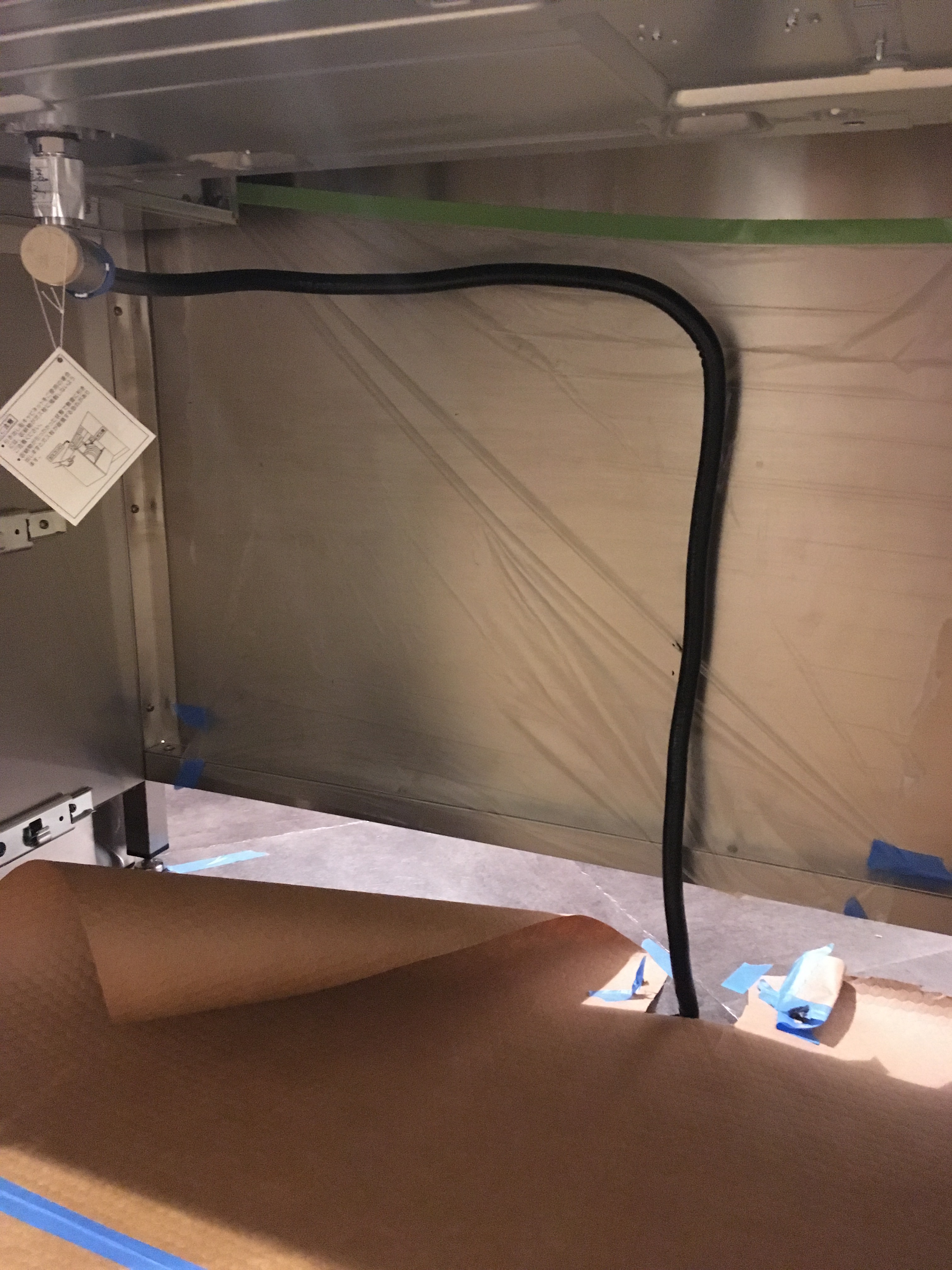 ガス配管は黒く塗ってみます