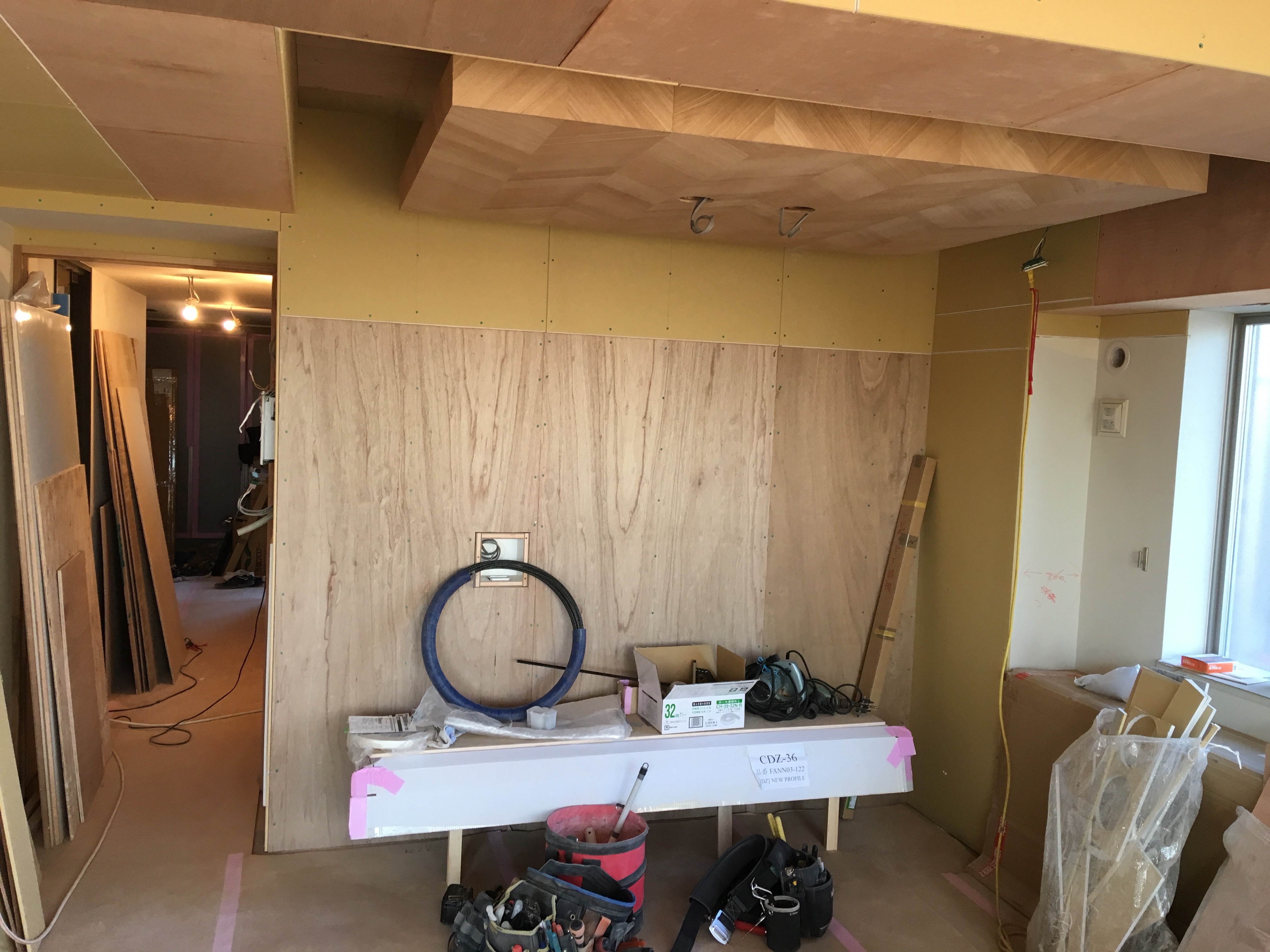 折下げ天井はヘリンボーン仕上げに