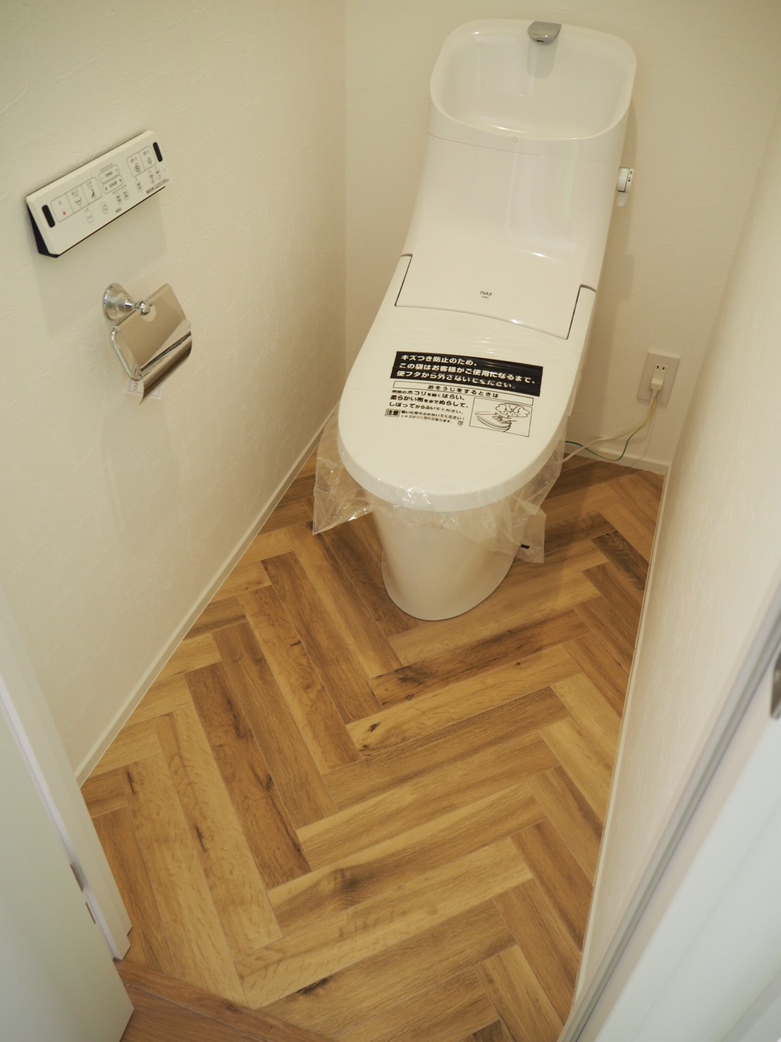 トイレの床は、フロアタイルをヘリンボーン貼り 大橋悠治OKUTA ｜リフォーム・マンションリフォームなら