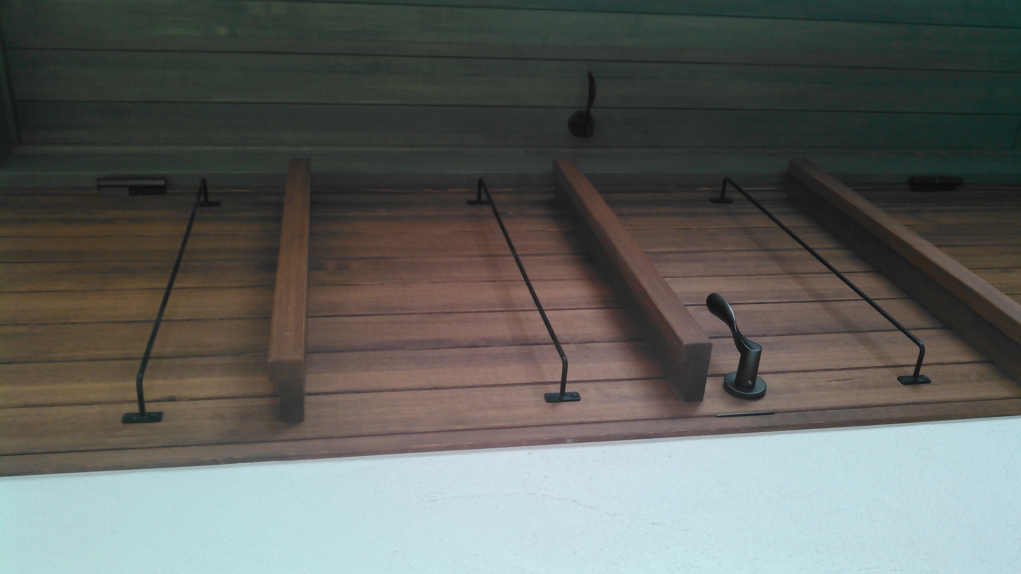 ドアにマガジンラック