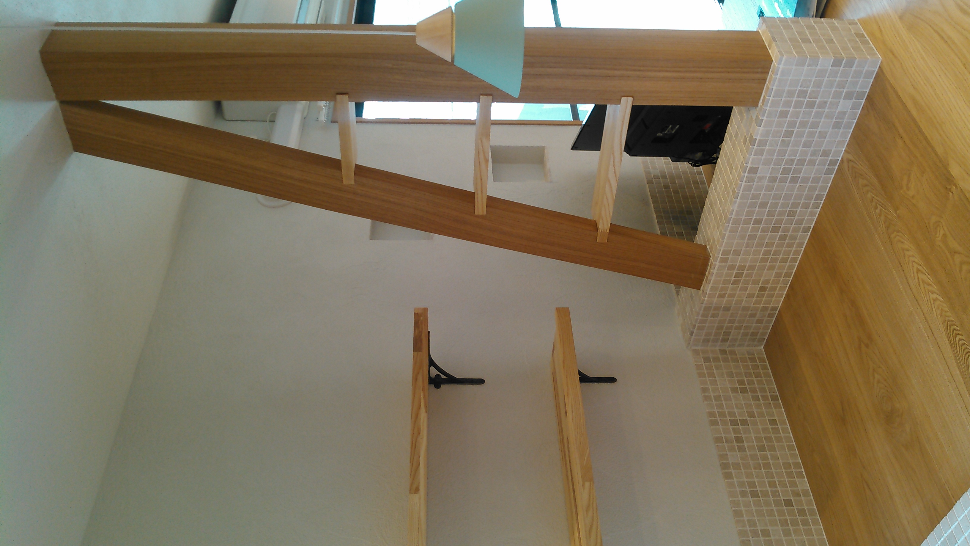 筋交いと飾り棚