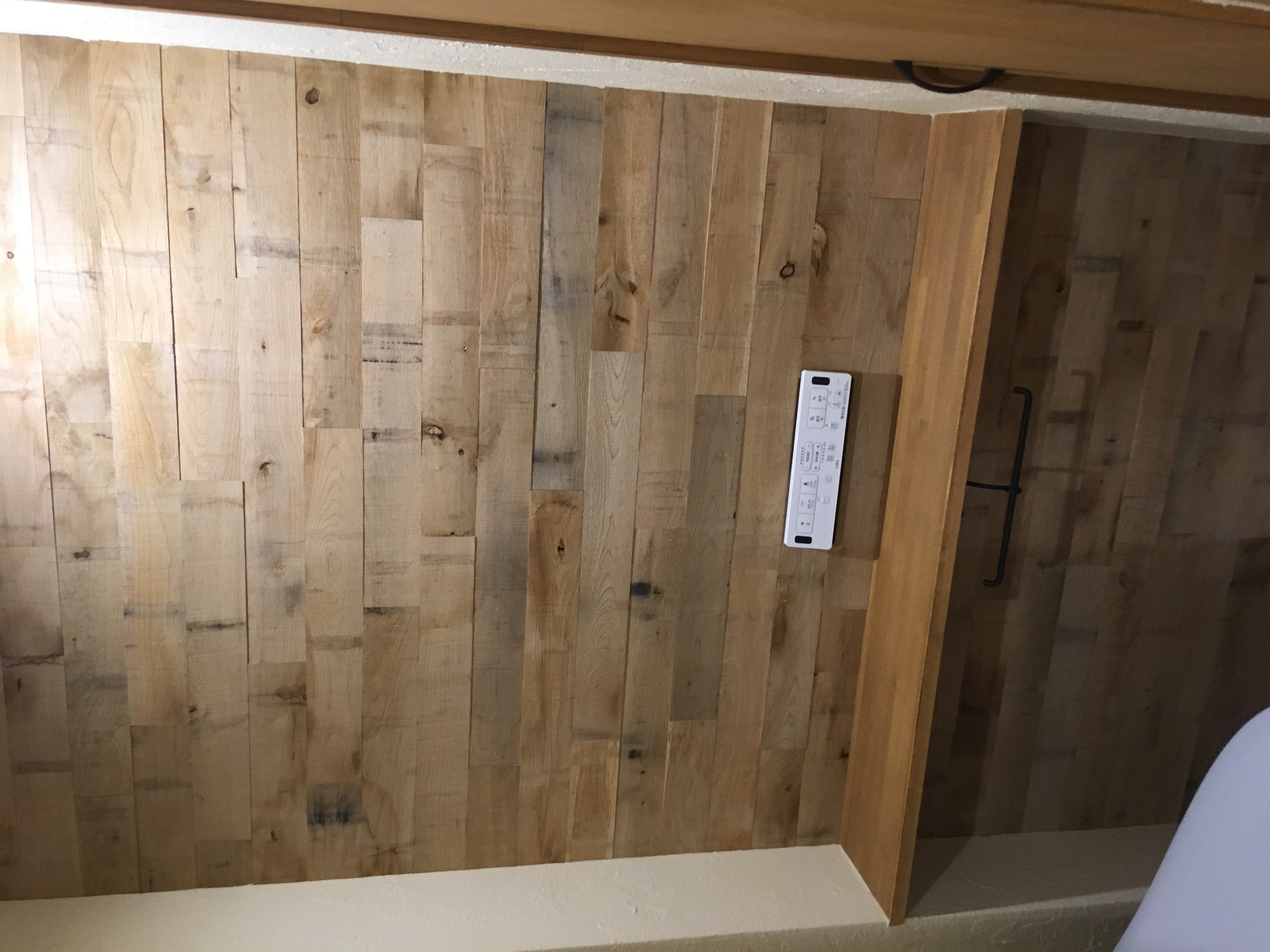 トイレ　壁　フローリング貼り