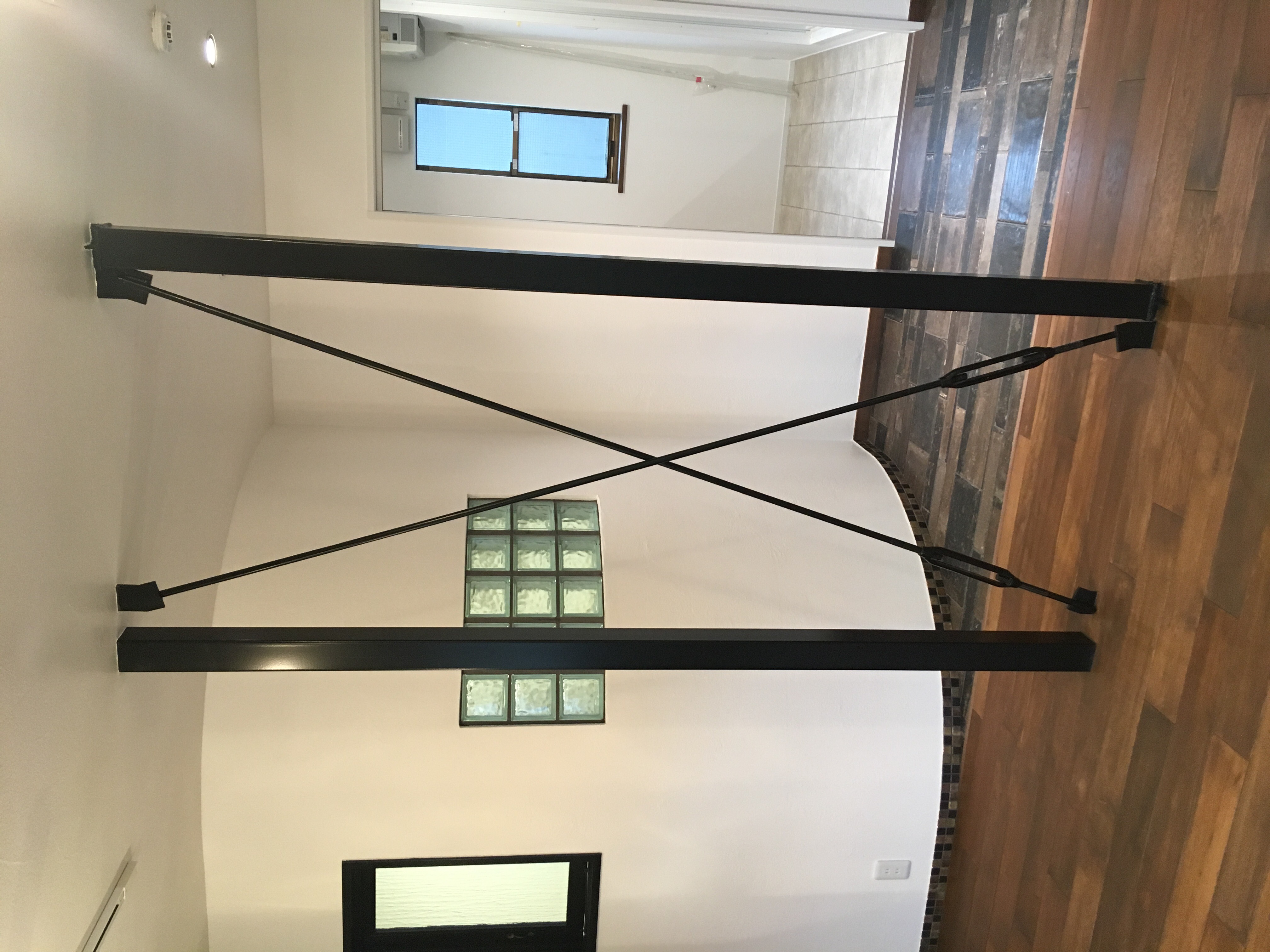 鉄骨柱　ブレース　剥き出し