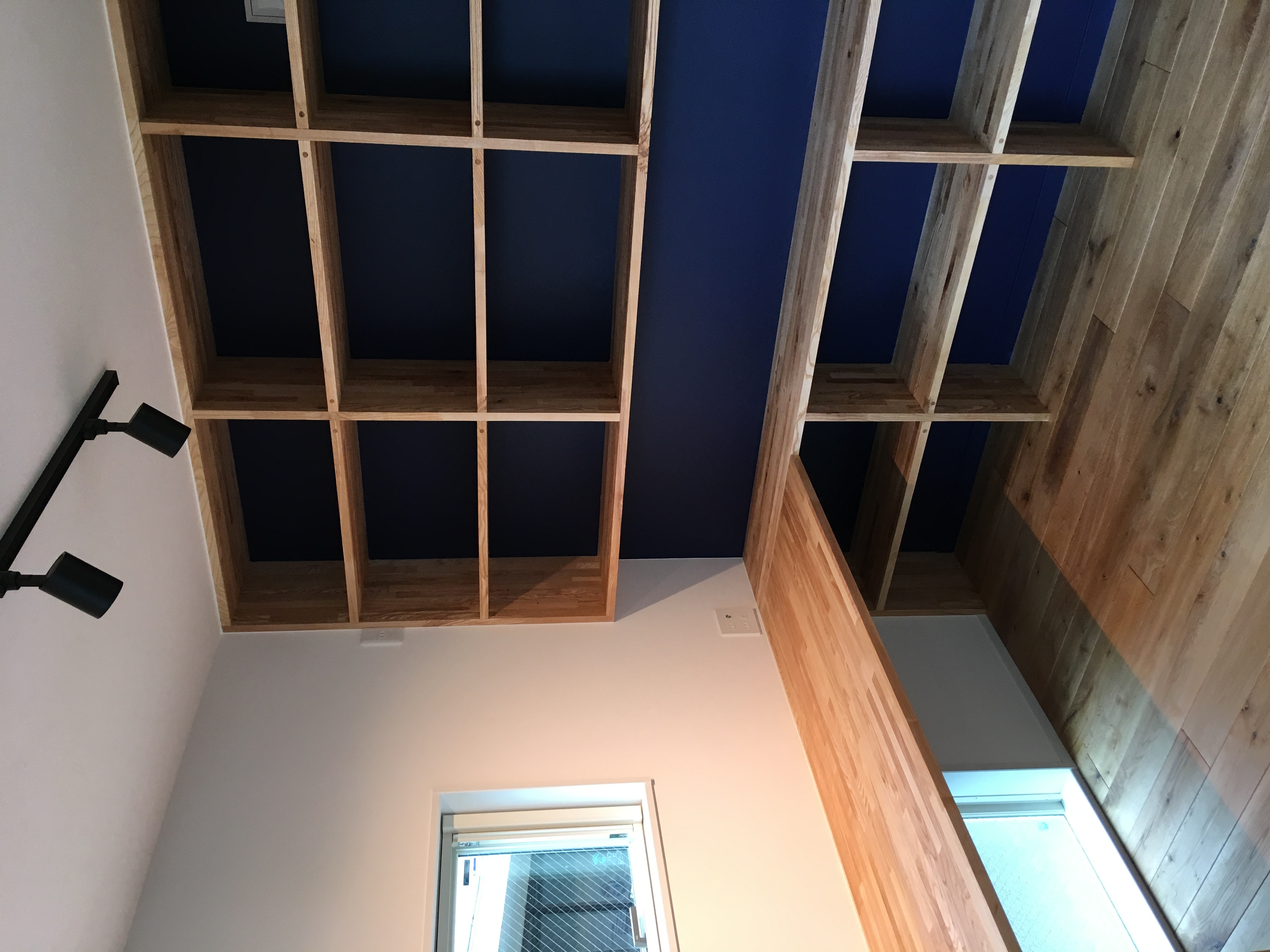 本棚　造作カウンター　アクセント　塗装