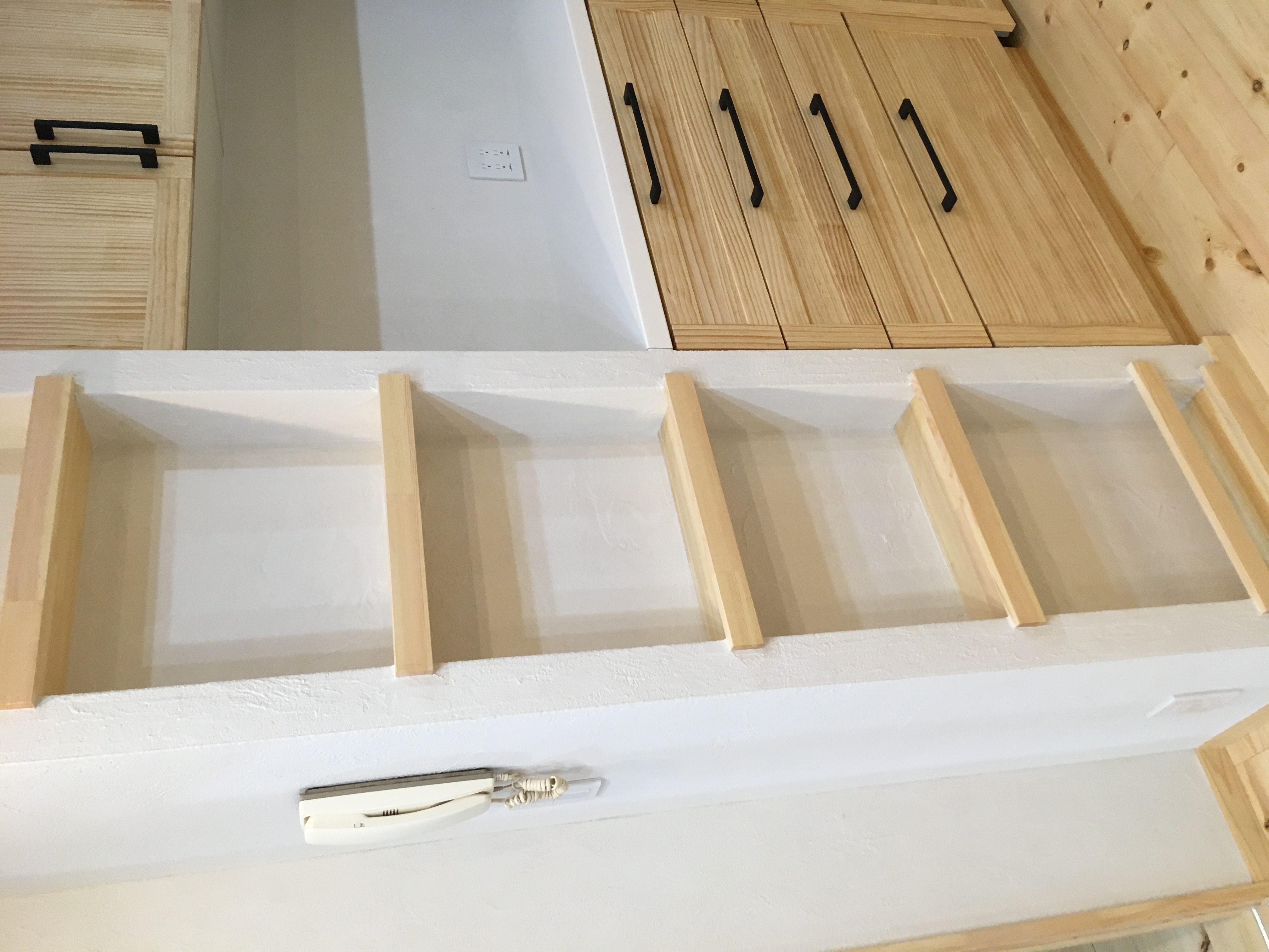 ニッチ　造作　キッチン　マガジンラック