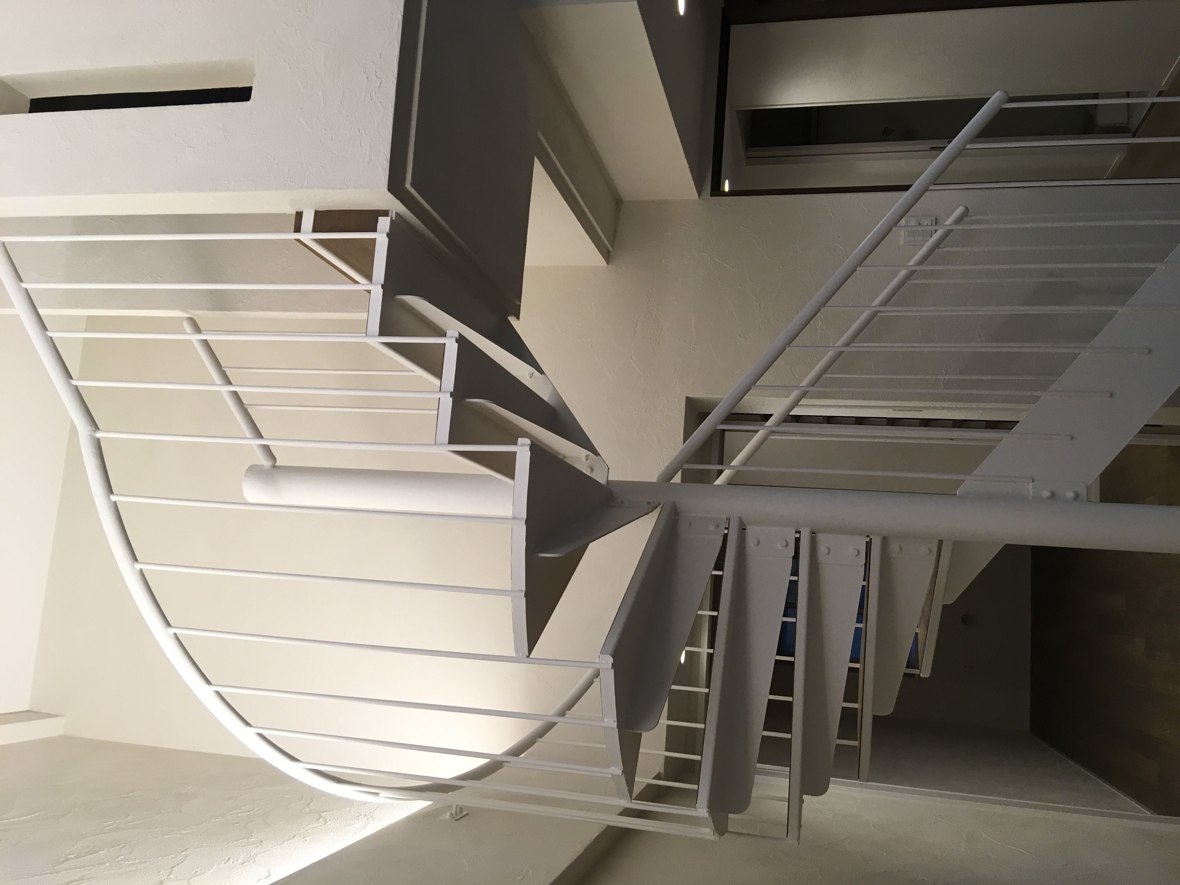 螺旋階段　リフォーム　吹抜け　フローリング　無垢材　珪藻土