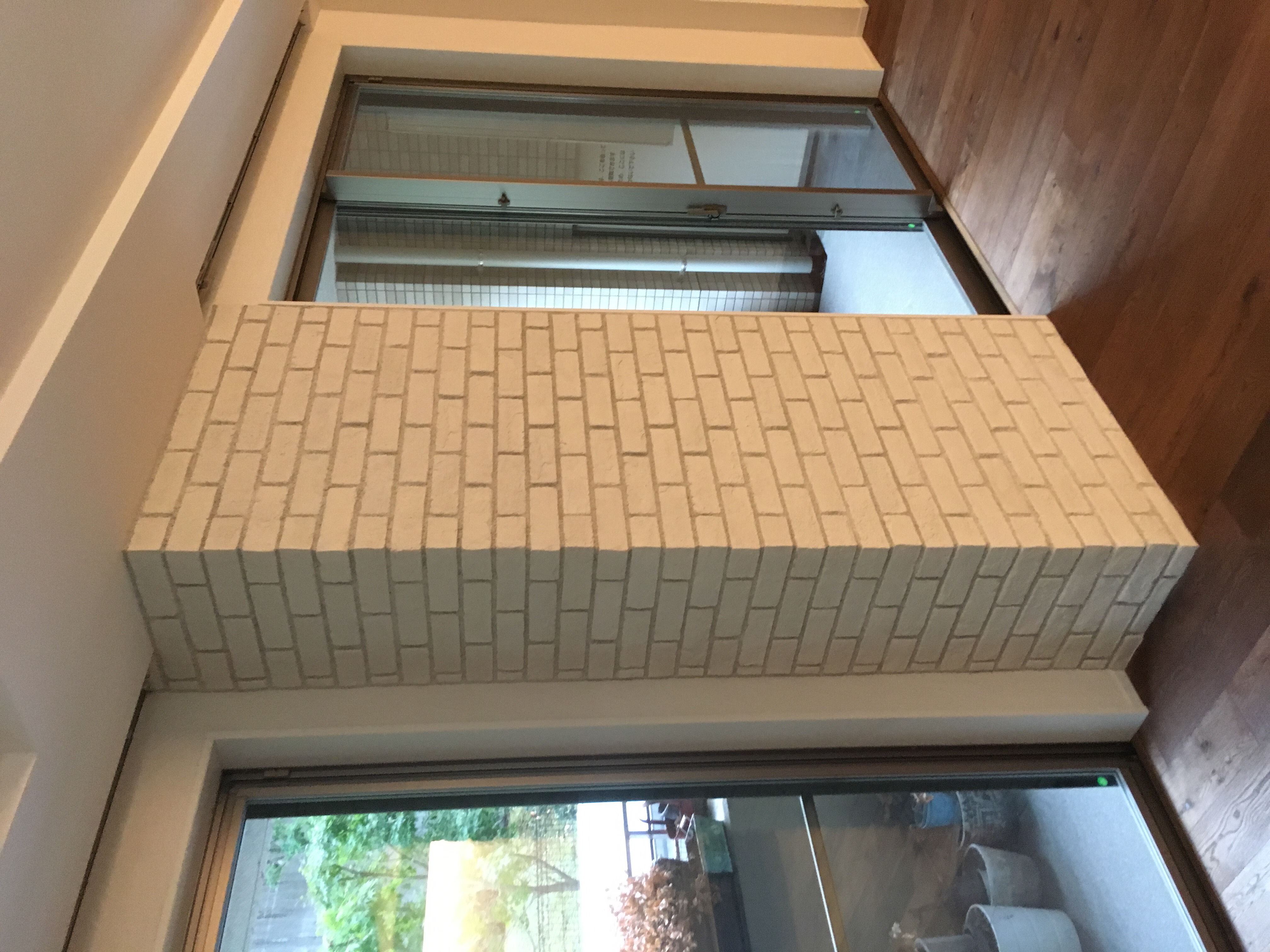 ブリックタイル　ホワイト　飾り棚　アクセント