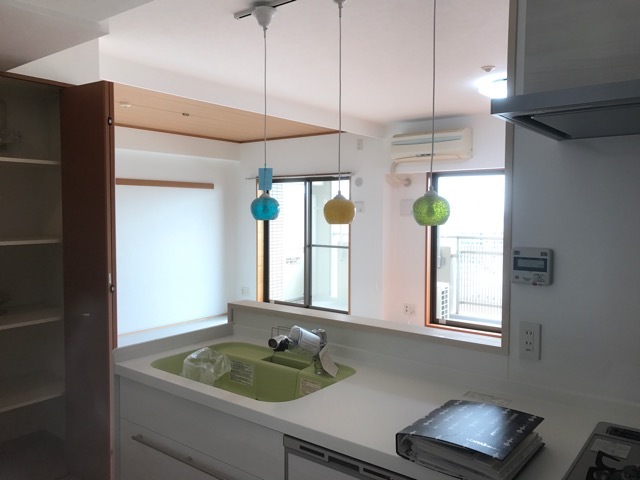 閉鎖的なキッチン空間をオープンに！！開放感が広がるキッチンリフォーム