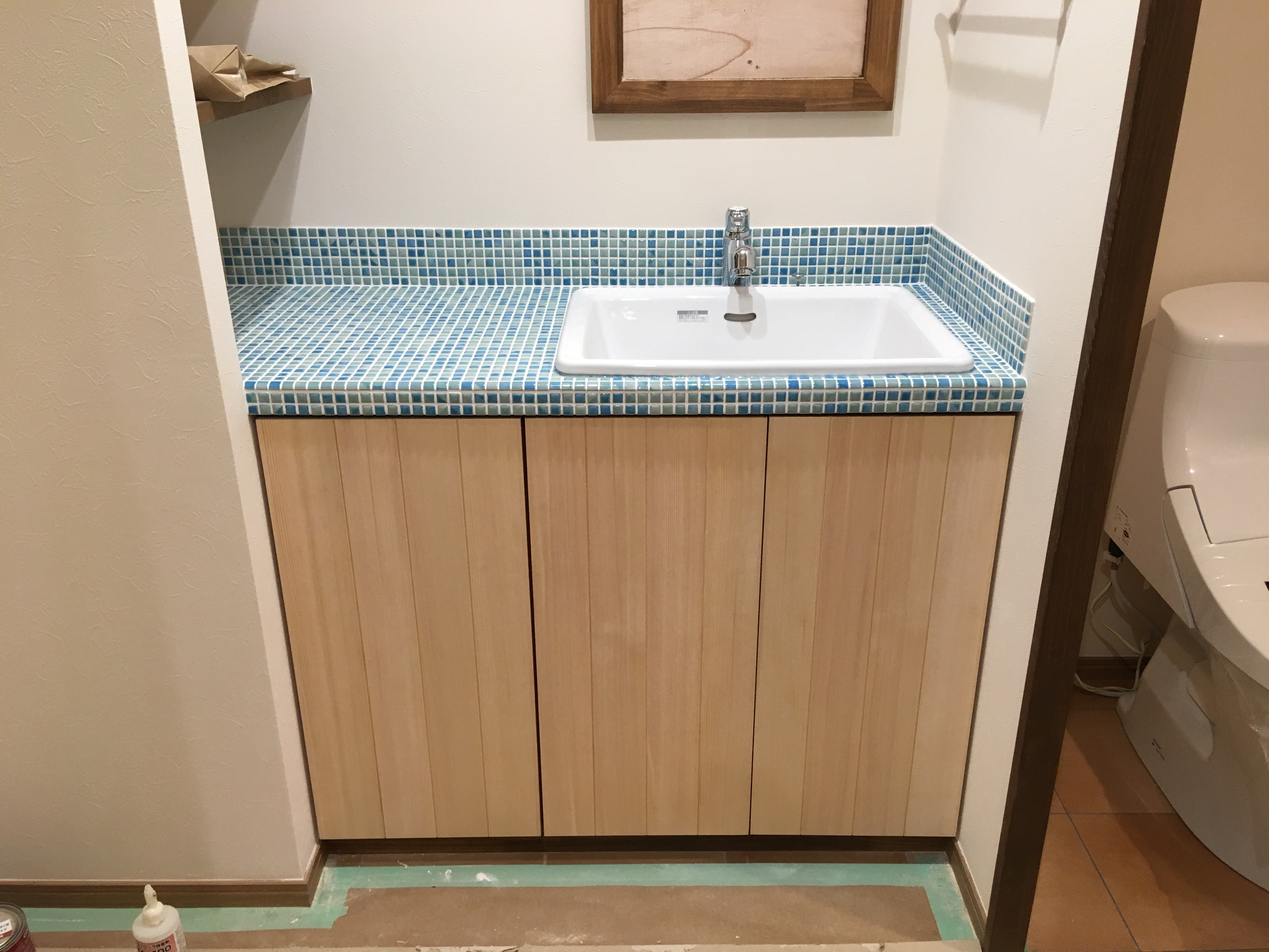 モザイクタイルで造作洗面台完成
