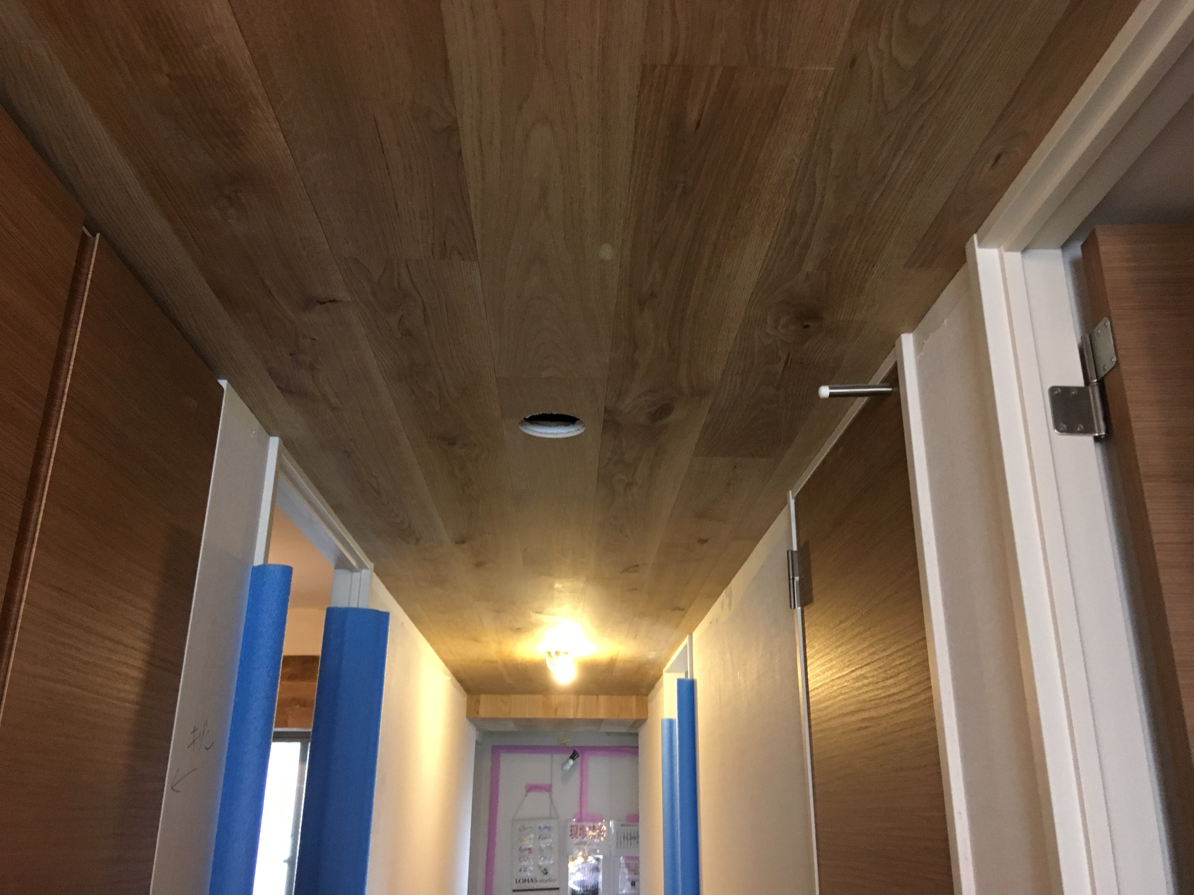 マンションの低い廊下のイメージが逆転。羽板施工でイメチェン