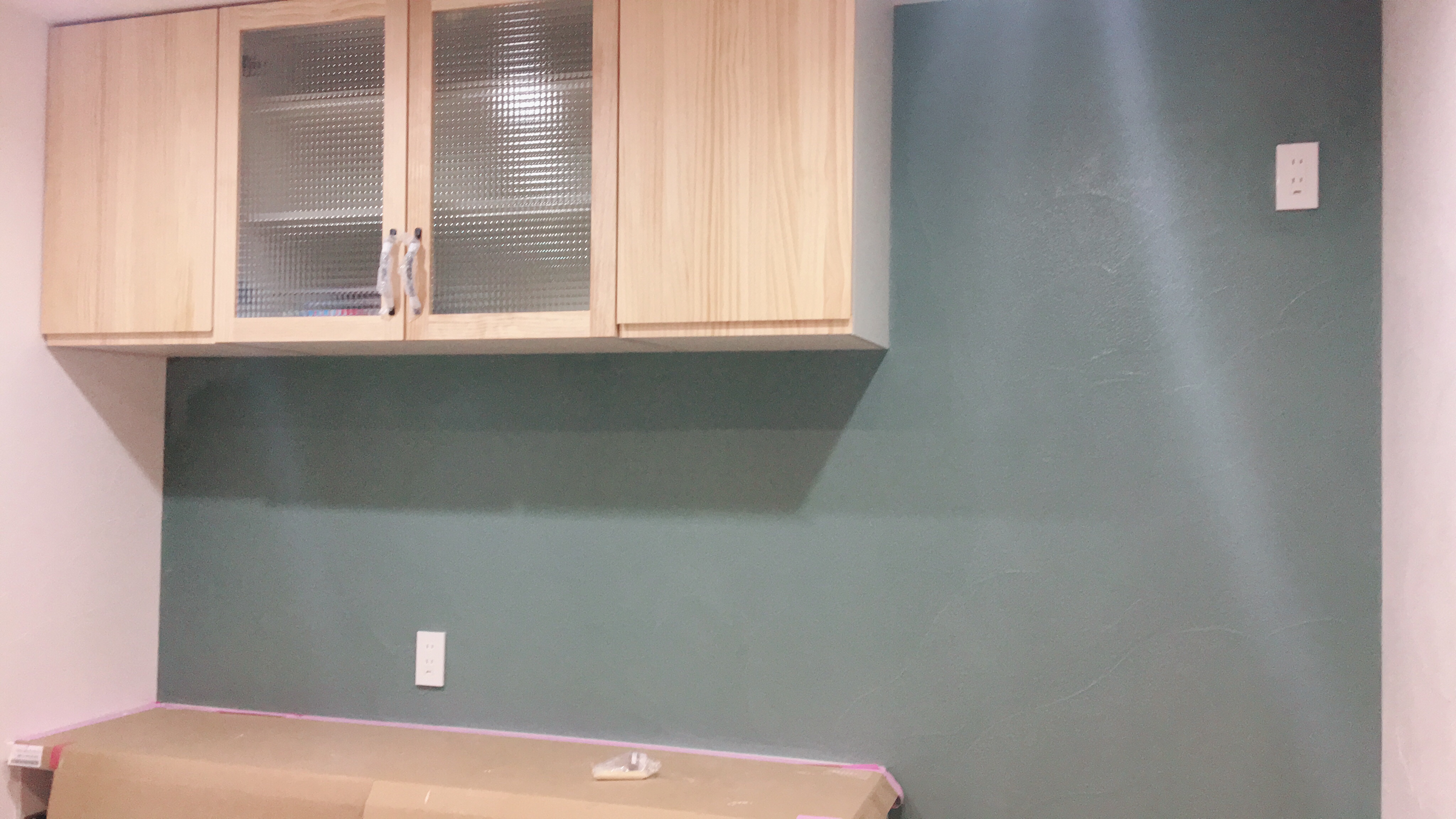 珪藻土を調色してオリジナルの色味を出しました。