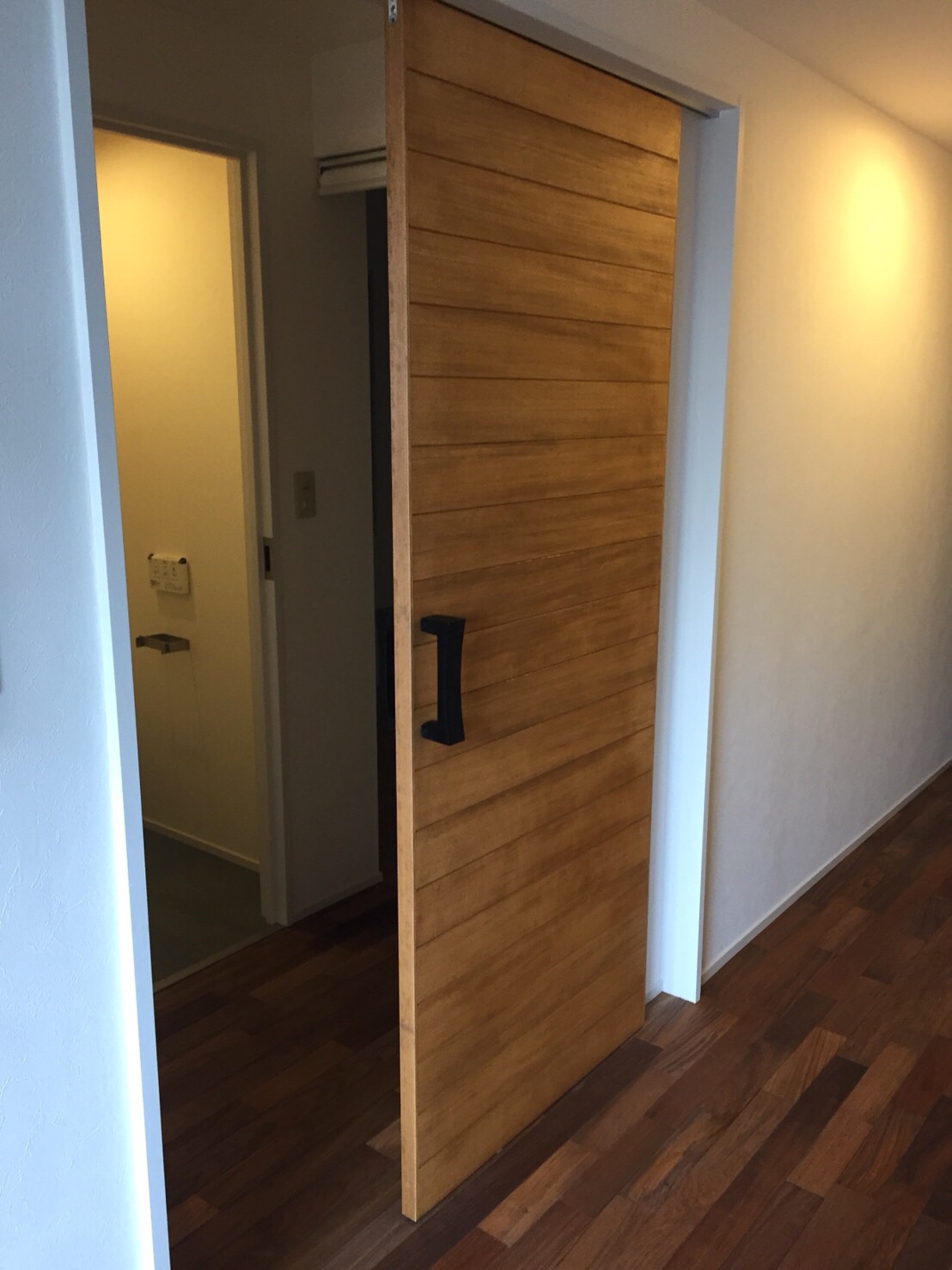 造作建具を吊り込みました