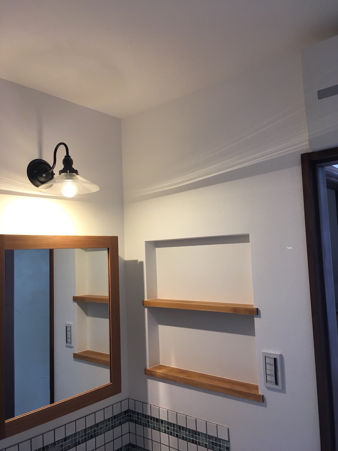 洗面スペースにニッチ造作 小物置きには最適